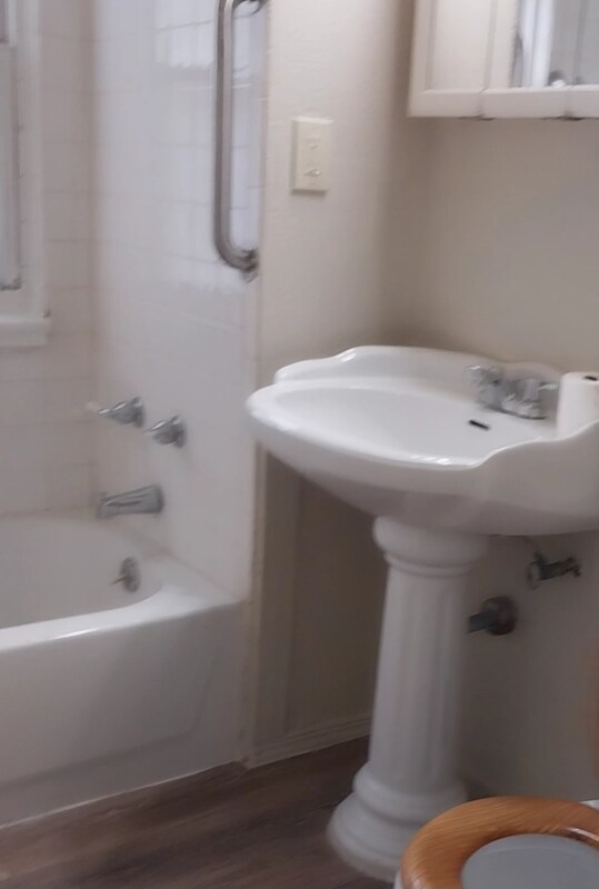 Building Photo - 1419 E 94th St