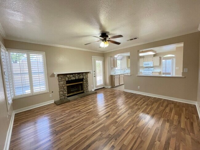 Foto del edificio - To schedule a viewing, call Wally Fellman ...