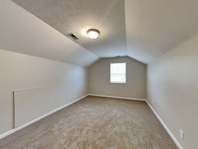 Building Photo - 4 bed 2.5 bath with large backyard!