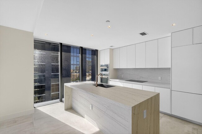 Foto del edificio - 700 NE 24th St