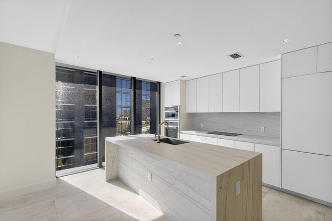 Building Photo - 700 NE 24th St