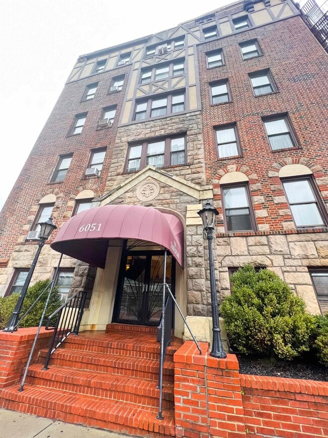 Photo - 6051 Boulevard E Townhome