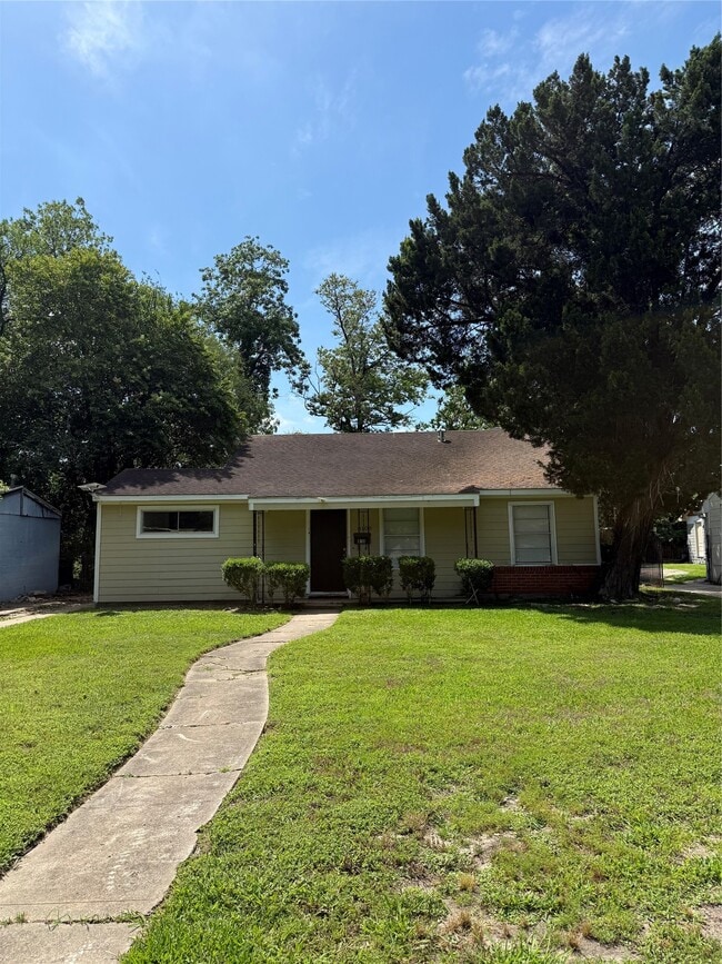 Building Photo - 8108 Wier Dr