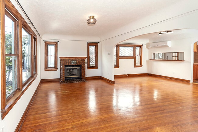 Building Photo - 533 E Windsor Rd