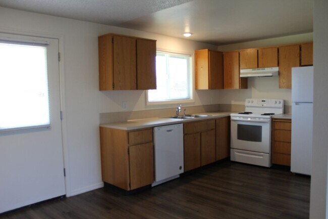 Foto del edificio - Three bedroom, 1 1/2 bath with fenced yard near Intel