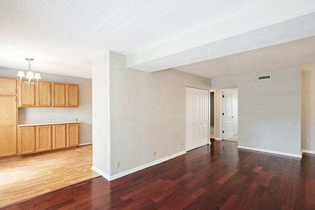 Building Photo - 1264 Villa Ln