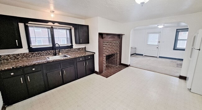 Building Photo - 104 W King St