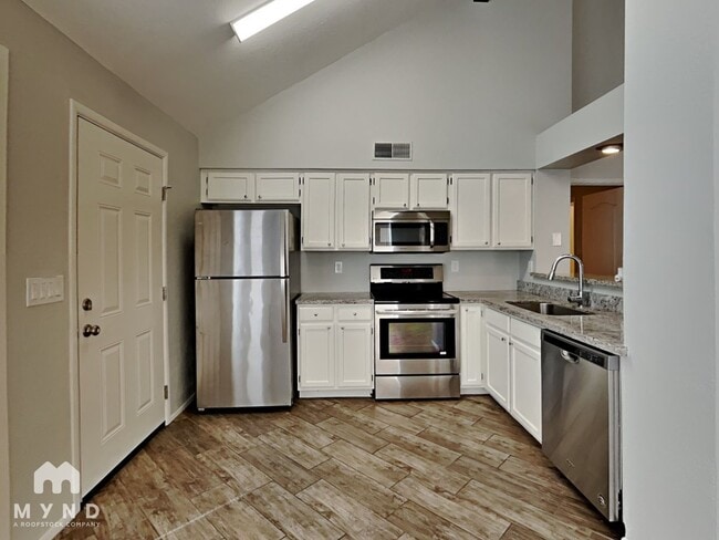 Building Photo - 2265 W Ross Ave