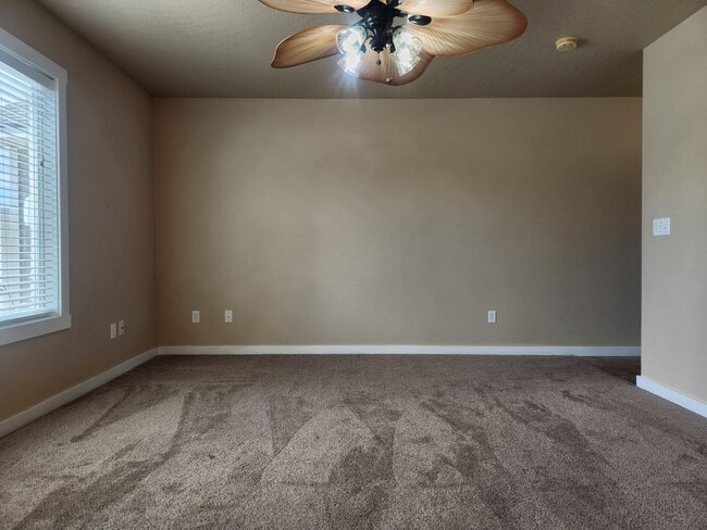 Building Photo - Beautiful 2 level Townhouse