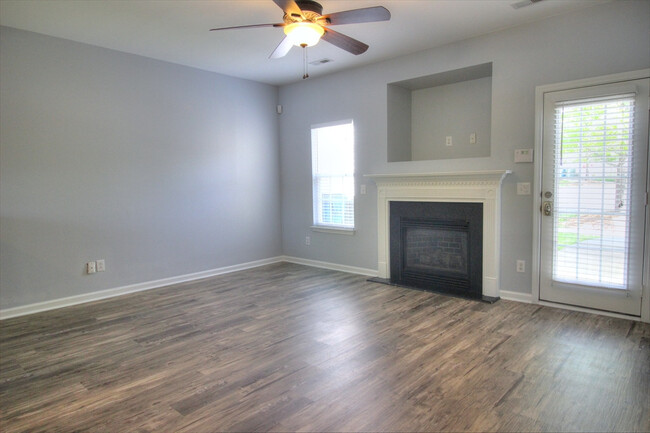 Building Photo - Nice 3 bedroom townhouse in SW Durham!