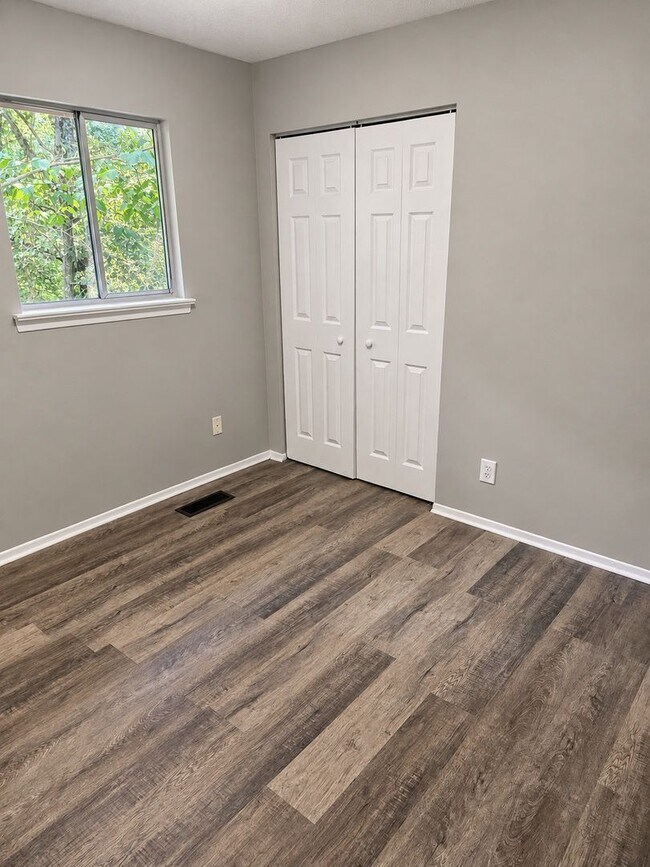 Building Photo - 802 Forest Dale Ln