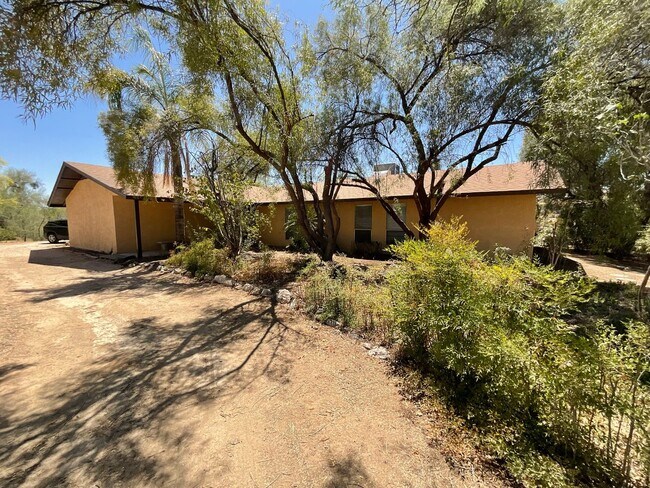 Building Photo - Great Northwest location Magee & La Canada