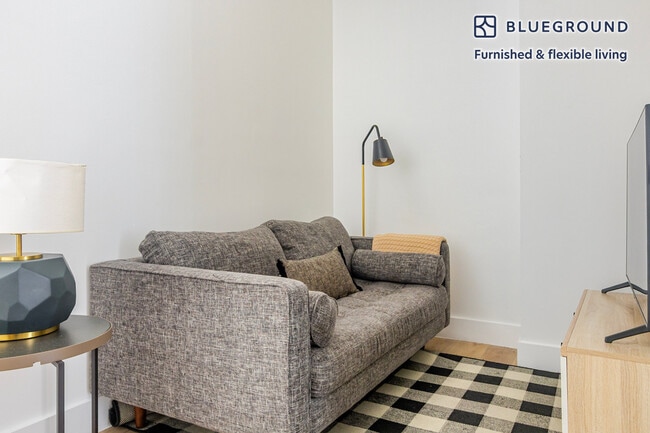 Building Photo - 161 W 54th St