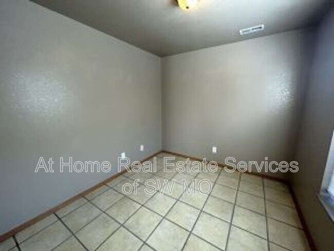 Foto del edificio - 631 Meadowview Dr