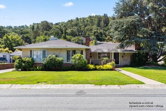 Building Photo - 3645 Mosswood Dr