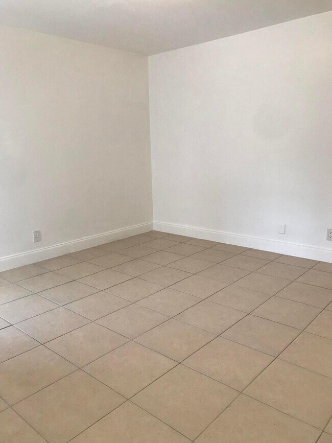 Building Photo - 3040 NE 16th Ave