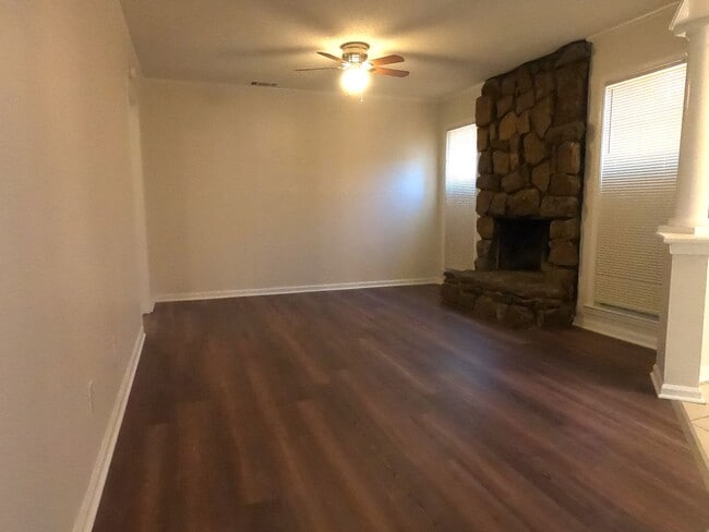 Building Photo - Newly Renovated home in Hickory Hills