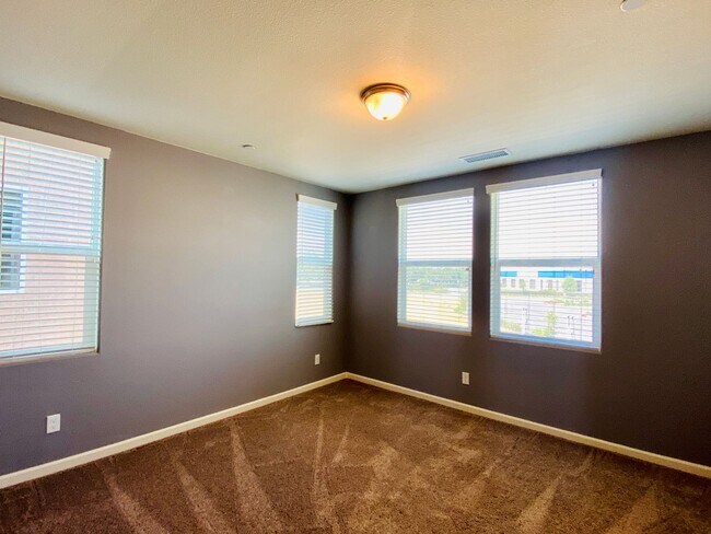 Foto del edificio - $2,395 Belmont & Fowler, 3 Bedroom - N Eli...