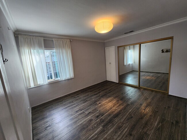 Foto del edificio - 6543 Teesdale Ave