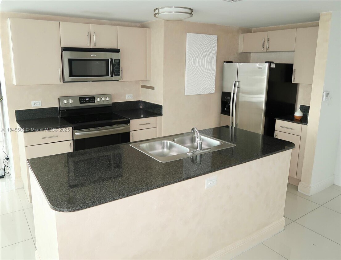 Foto principal - 1861 NW S River Dr