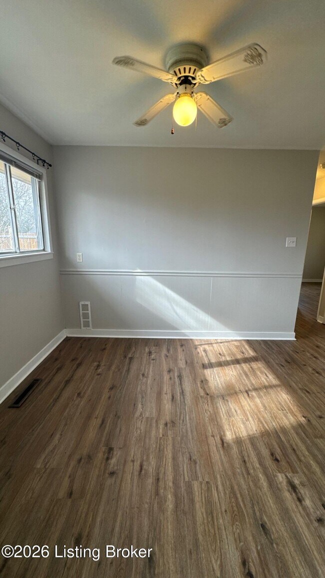 Foto del edificio - 3122 Commander Dr