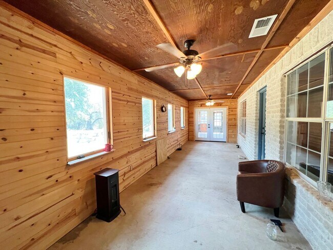 Building Photo - Unique 2-story 3/3.5/2 on 3 Acres Located ...