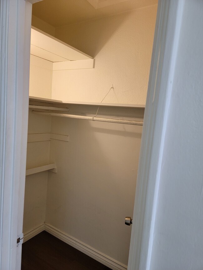 Building Photo - 944 Havenhurst Dr