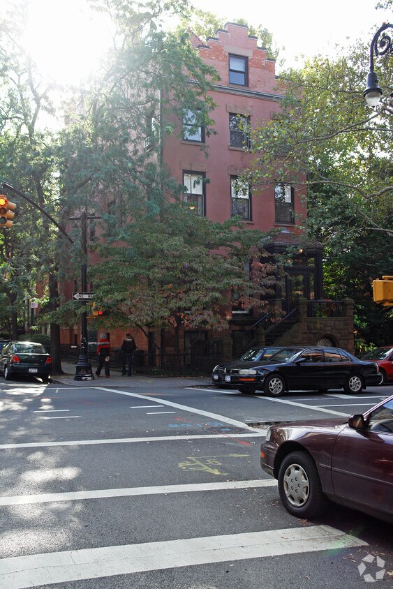Foto del edificio - 219 Clinton St