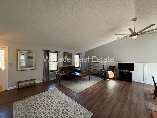 Foto del edificio - UPDATED, SEMI-FURNISHED 3 BEDROOM HOME IN ...