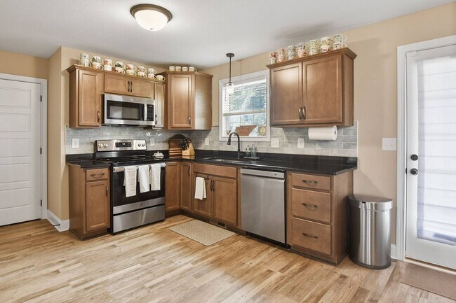 Building Photo - Pet Friendly Three Bedroom!