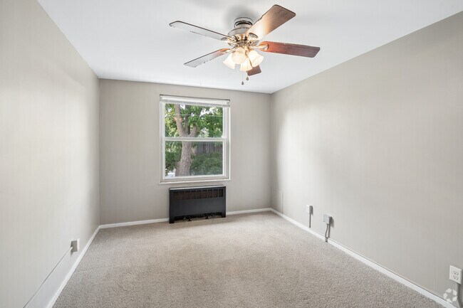 Apartamento actualizado de 1 dormitorio y 1 baño - 600 pies cuadrados - Dormitorio - Knoxville Manor