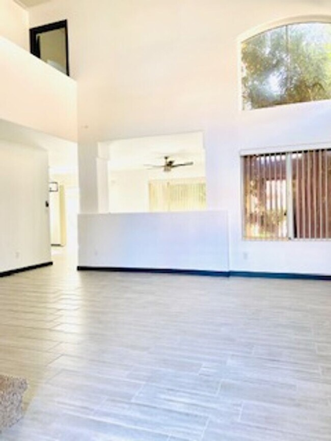 Building Photo - Large 4 Bedroom, 2.5 Bath