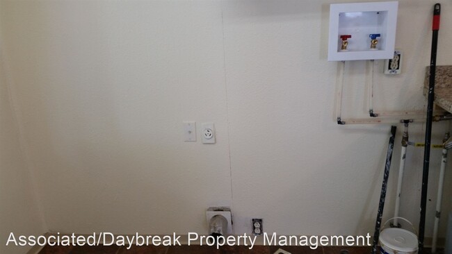 Foto del edificio - 2 br, 1 bath House - 905 N. Naches Ave