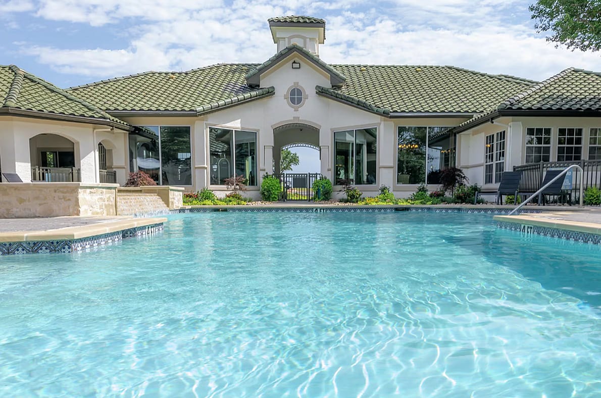 Pool Large - Belmond Apartments