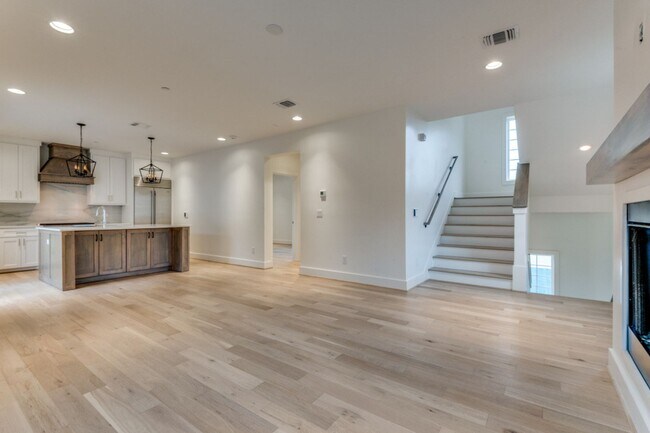 Building Photo - Gorgeous 3-Story 3/2/2 Townhome in Univers...