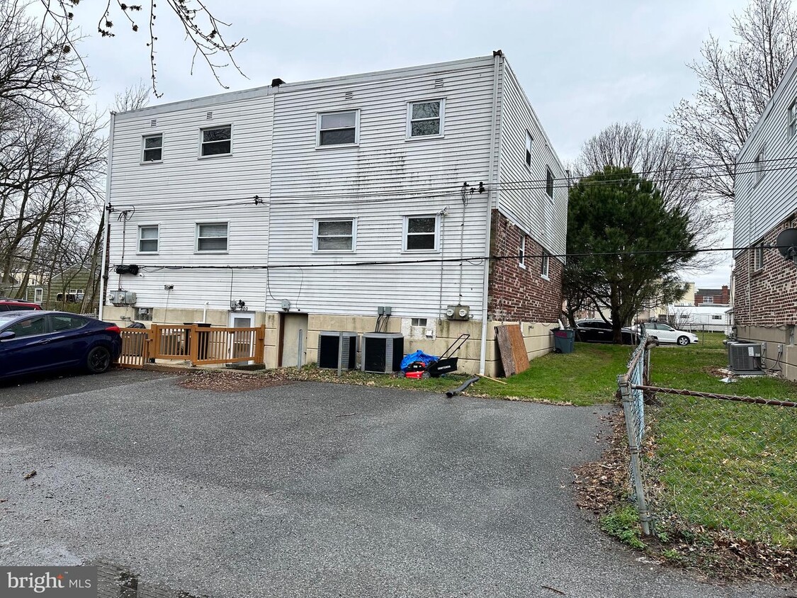 Primary Photo - 202 Green Ave