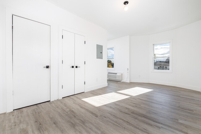 Building Photo - 1252 Main St