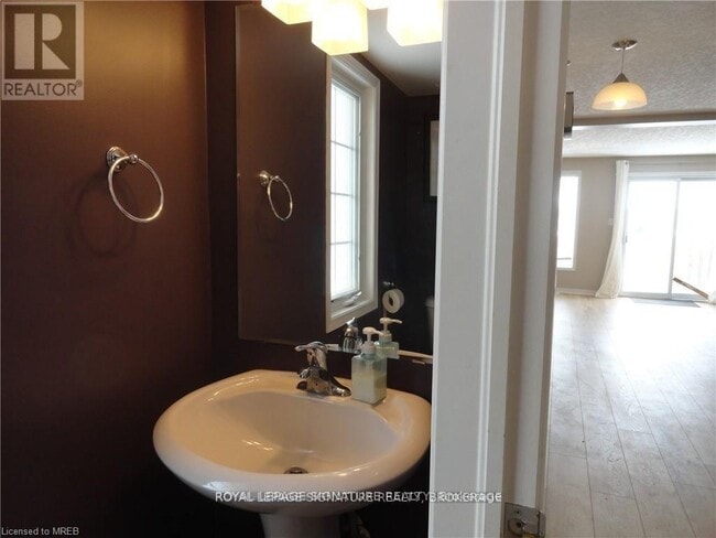 Building Photo - 16 Chantilly St