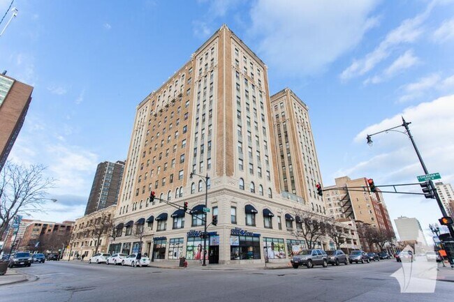 Building Photo - 4454 N Sheridan Rd