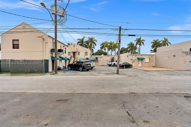Building Photo - 313 N Krome Ave Residential Units