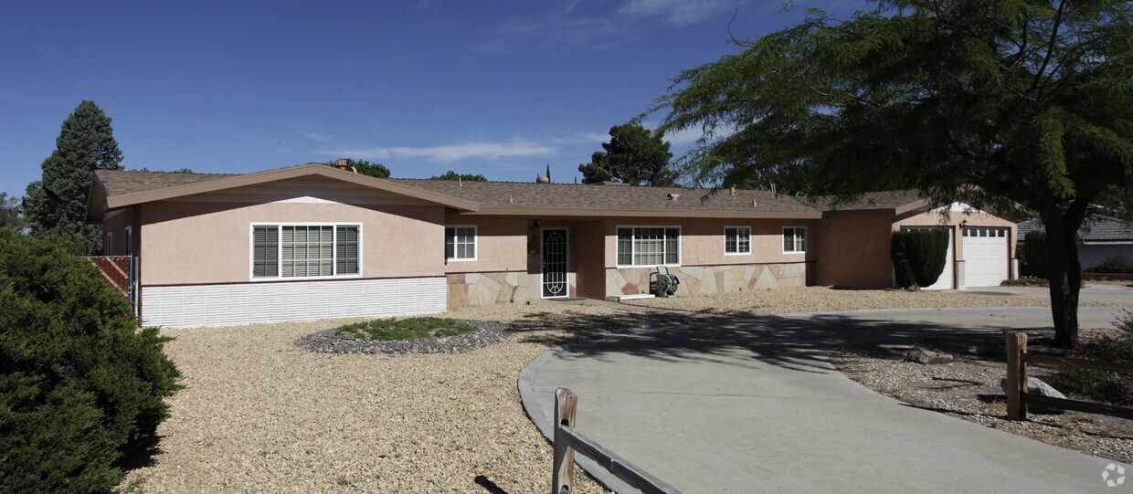 Foto principal - 16451 Desert Knoll Dr