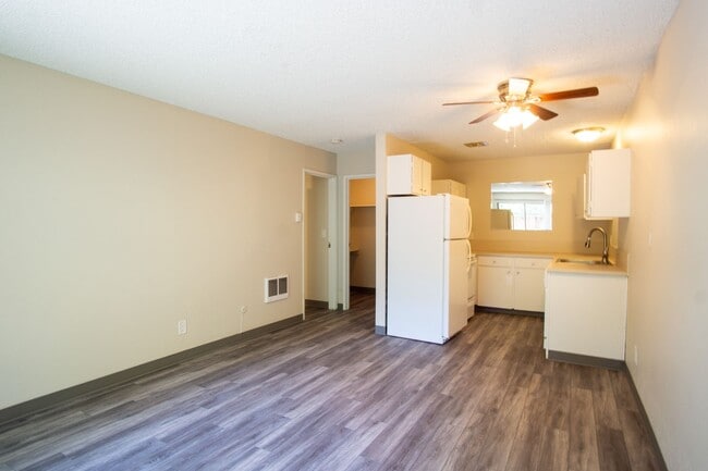 Building Photo - 1-Bdr on Pill Hill: Private Patio & Close ...