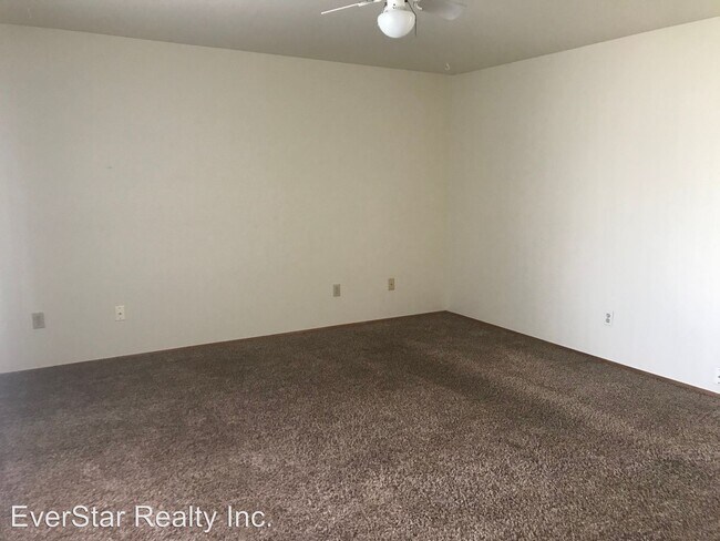 Building Photo - 3 br, 2.5 bath House - 400 S. Morain #7