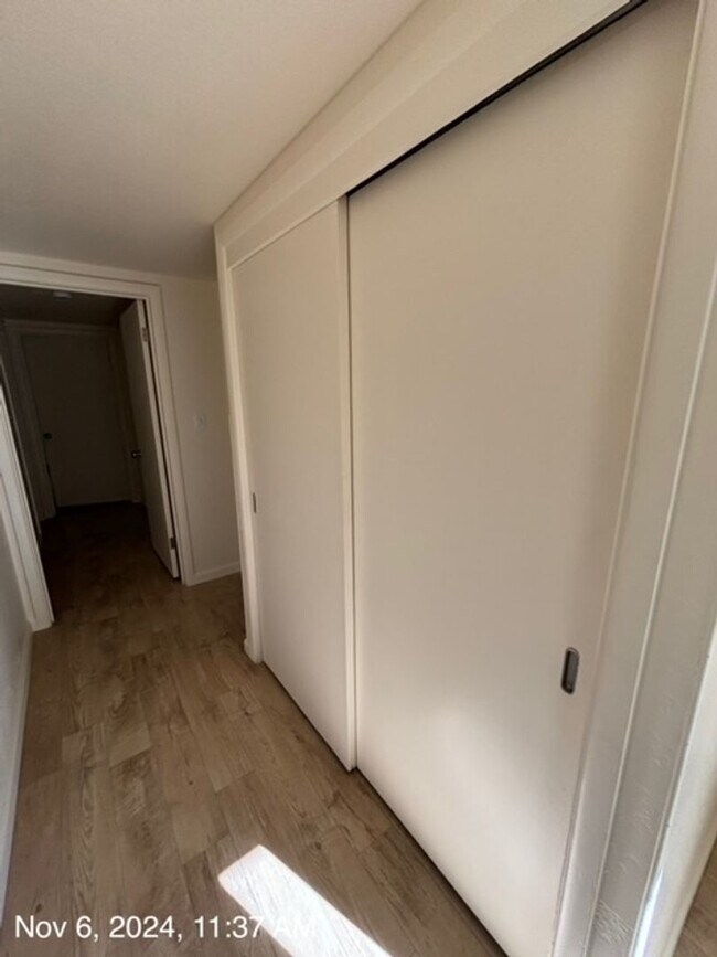 Foto del edificio - Fresh Paint and New Flooring