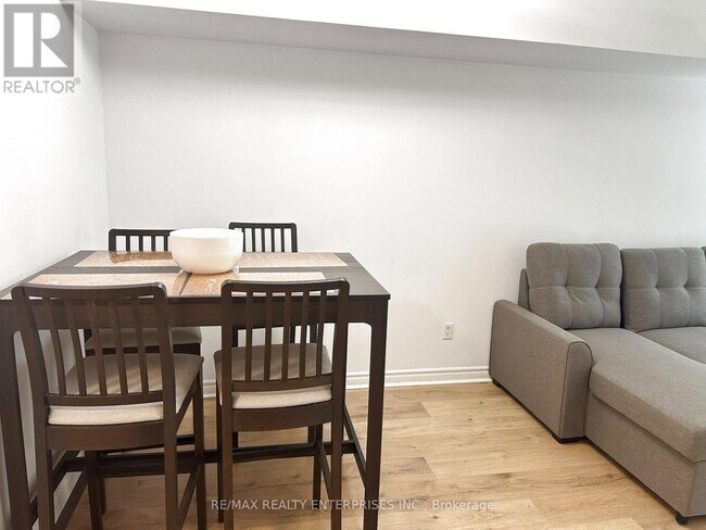 Building Photo - 270 Wellington St W