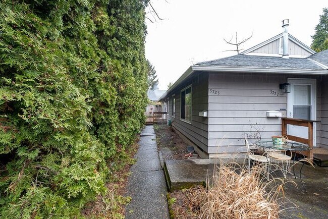 Foto del edificio - Milwaukie Duplex with Garage