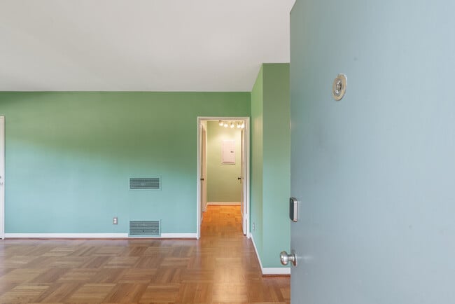 Building Photo - 5116 Village Grn