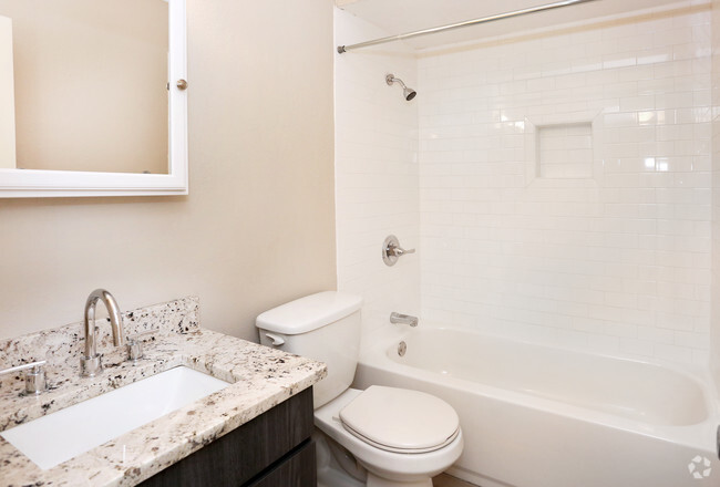 1BD/1BA - 850 Sq Ft - Bathroom - Bay Colony Apartments