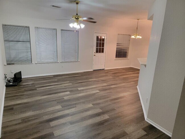 Foto del edificio - 17303 Box Canyon Ln