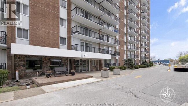 Photo du bâtiment - 8591 Riverside Dr E